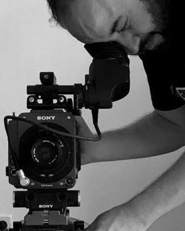 Pol Turrents con una cámara Sony, en blanco y negro